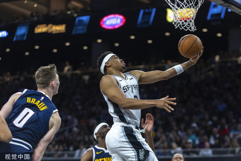 马竞演练五后卫阵型备战曼联 苏亚雷斯无缘首发.