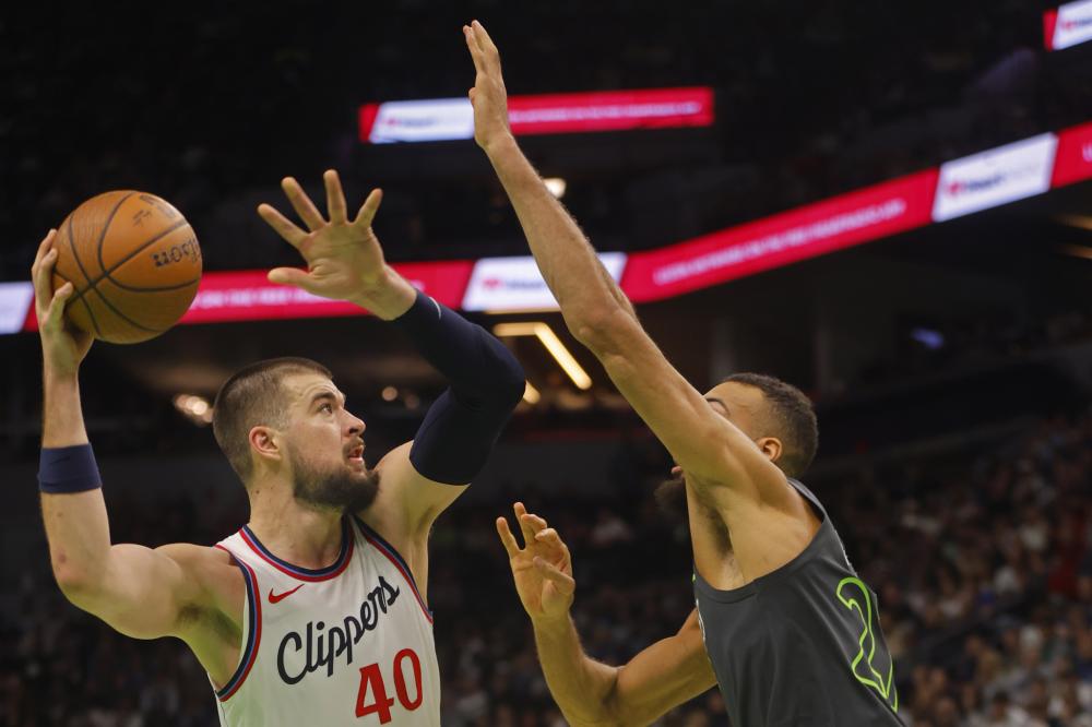 在攻防两端 在攻防两端