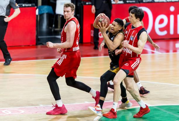 官方：19岁中国小将刘昊雨加盟加泰二级联赛球队国际巴塞罗那 签约三年